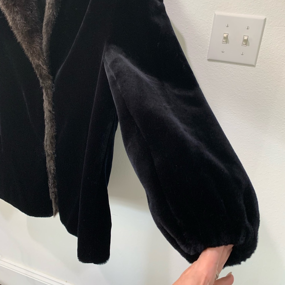 STYLE VI LTD FAUX FUR BLACK COAT WITH BROWN FAUX FUR COLLAR AND FRONT TRIM - Picture 8 of 16